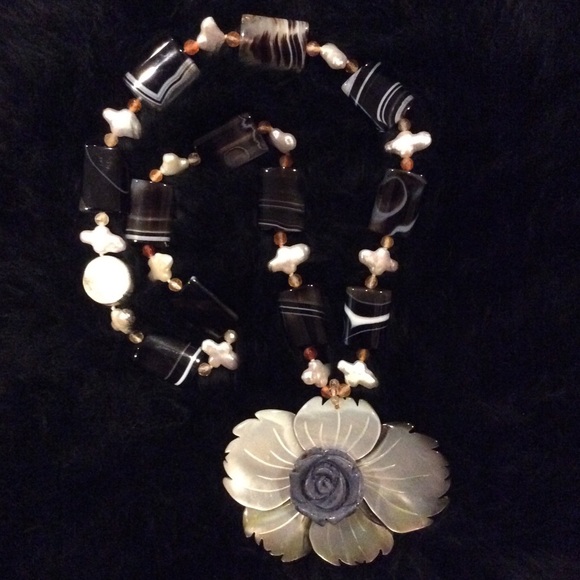 Mother of pearl flower necklace w/ glass beads - Picture 3 of 7